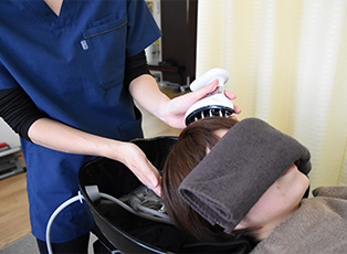 汚れた頭皮、毛根を水圧の力で洗浄